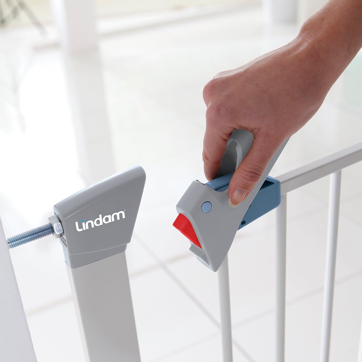Lindam Sure Shut Axis Pressure Fit Safety Gate 82 - 89 cm
