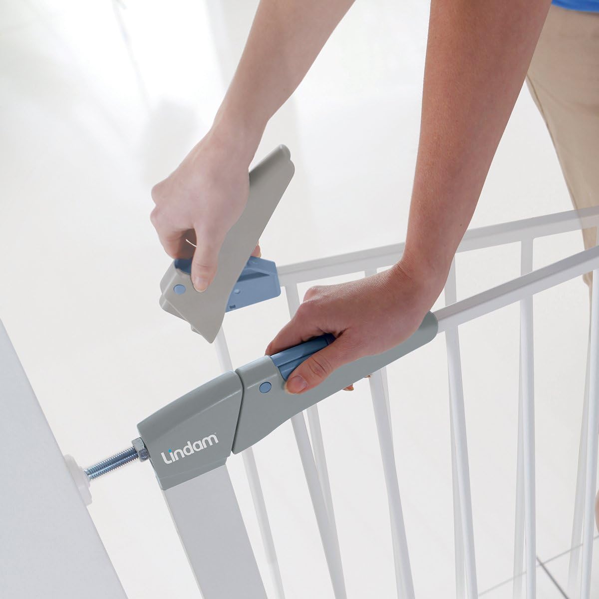 Lindam Sure Shut Axis Pressure Fit Safety Gate 82 - 89 cm